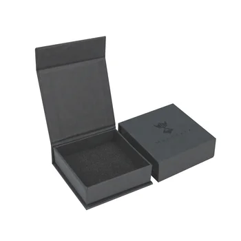 Матово черна кутия без капак с логото на от фолио Елегантна и луксозна опаковка за бижута и часовници