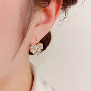 Модни изискана обтегач за ушите във формата на сърце от цирконий, искрящ кристал, перфорирани сладък корейски дизайнерски бижута, подарък за момичетата за всеки ден